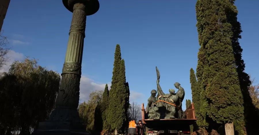 У Львові демонтували ще три радянські пам'ятники
