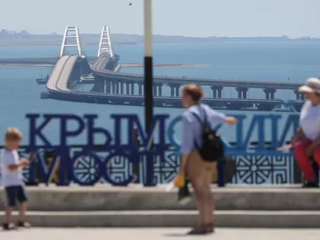 У Криму пролунали вибухи, повідомляється про влучання у нафтобазу та два катери