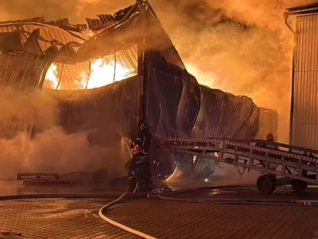 У Вінниці рятувальники майже 12 годин ліквідовують масштабну пожежу на складі