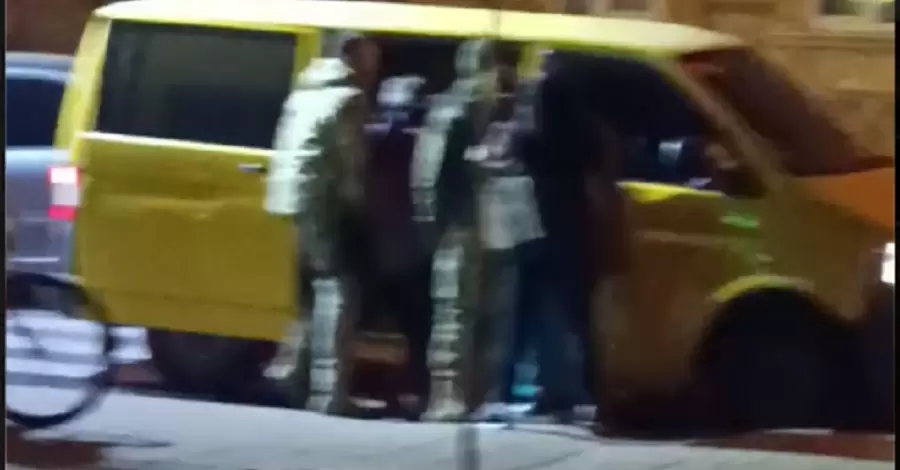 У Львові працівники військкомату посеред вулиці силоміць заштовхали чоловіка до мікроавтобуса