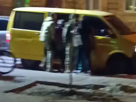 Во Львове сотрудники военкомата посреди улицы силой затолкали мужчину в микроавтобус