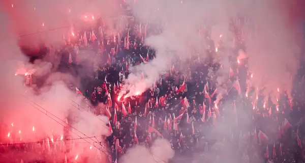 В Варшаве на марше националистов в День независимости Польши насчитали 90 тысяч человек
