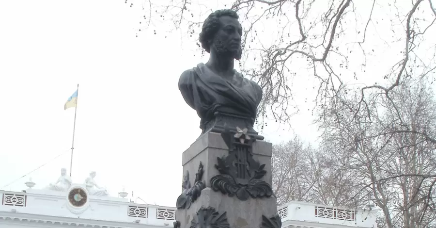 В Одесі демонтують пам’ятник Толстому, а Пушкіна - залишать