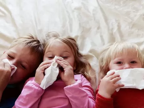 В детсад после простуды: ведем ребенка с кашлем, ринитом и температурой до 37,2