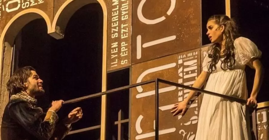 Актори угорського театру впали з балкону під час вистави 