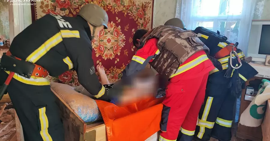 На Харківщині зі зруйнованого росіянами будинку вивільнили жінку, прикуту до ліжка