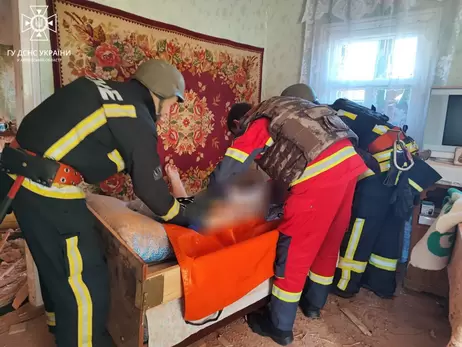 В Харьковской области из разрушенного россиянами дома спасли женщину, прикованную к постели