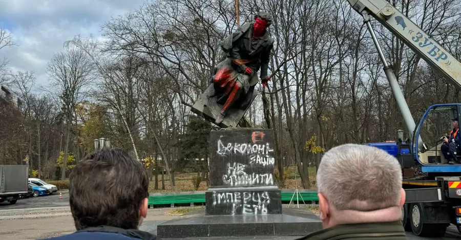 У Києві на Шулявці демонтували пам'ятник Пушкіну
