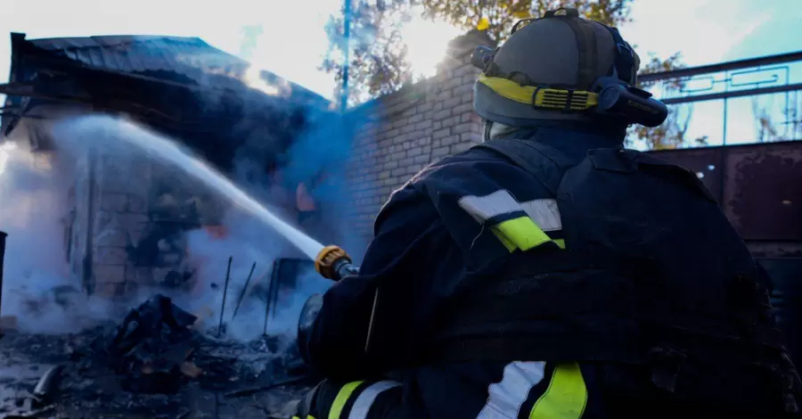 РФ вдарила по Запорізькому району - загинули двоє рятувальників, які прибули гасити пожежу