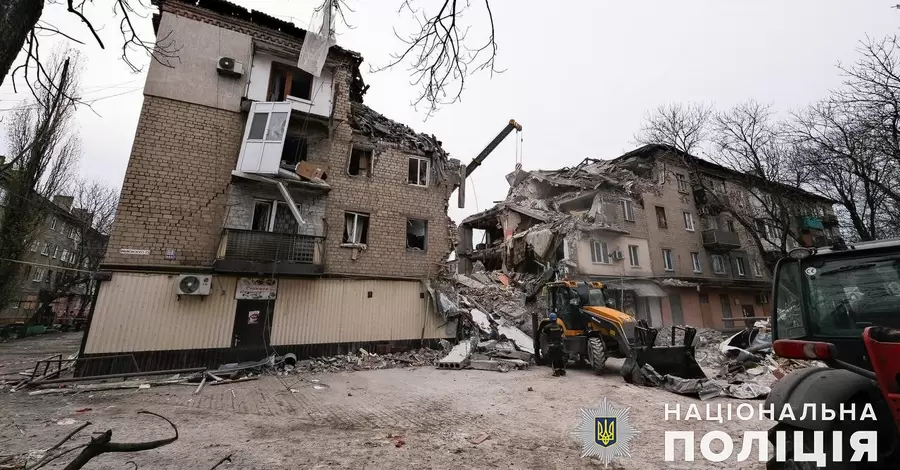 В Селидово из-под завалов четырехэтажки достали тело второй жертвы ракетного удара РФ