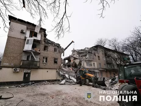 У Селидовому з-під завалів чотириповерхівки дістали тіло другої жертви ракетного удару РФ