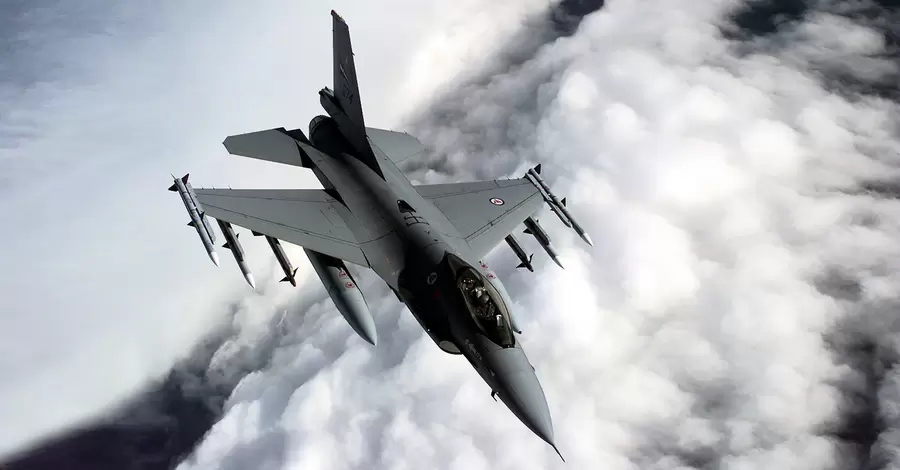 США заявили про початок підготовки українських пілотів на F-16