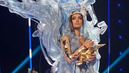 Украинка Ангелина Усанова презентовала национальный костюм на сцене 