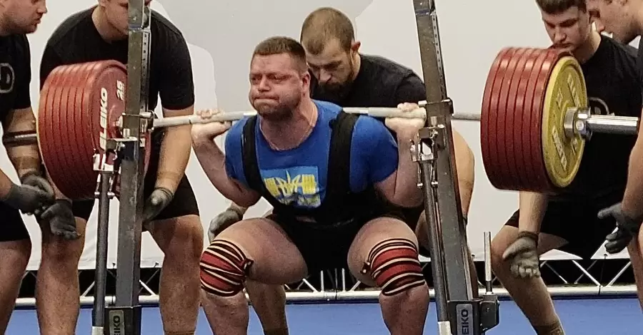 Украинец завоевал серебро на чемпионате мира по пауэрлифтингу, присев с весом 405 кг