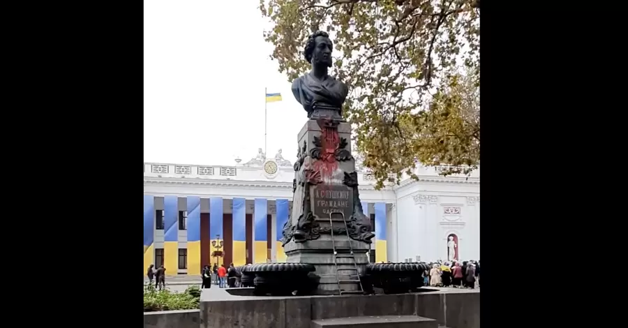 Художник облил краской памятник Пушкину в Одессе, который власти решили не демонтировать
