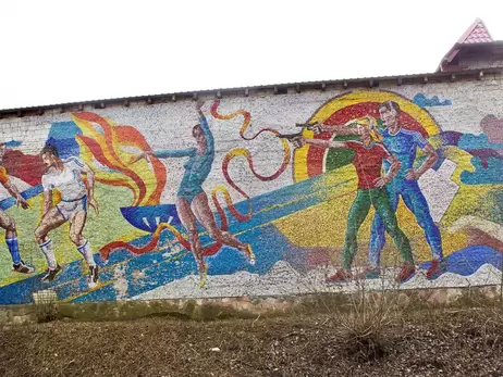 У Львові поверх радянської мозаїки на стадіоні «СКА» зробили ремонт