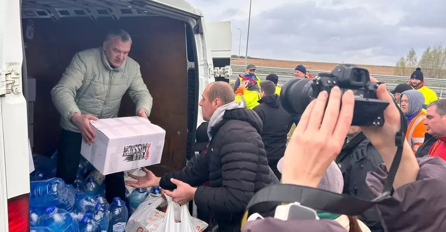 Водіям вантажівок, яких заблокували польські перевізники, почали підвозити їжу
