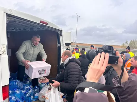 Водителям грузовиков, заблокированным польскими перевозчиками, начали подвозить еду