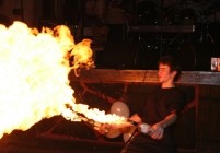 Посетительниц ночного клуба сжег огненный коктейль  