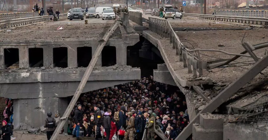 В Ирпене открыли новый мост вместо подорванного, по которому во время оккупации эвакуировались люди