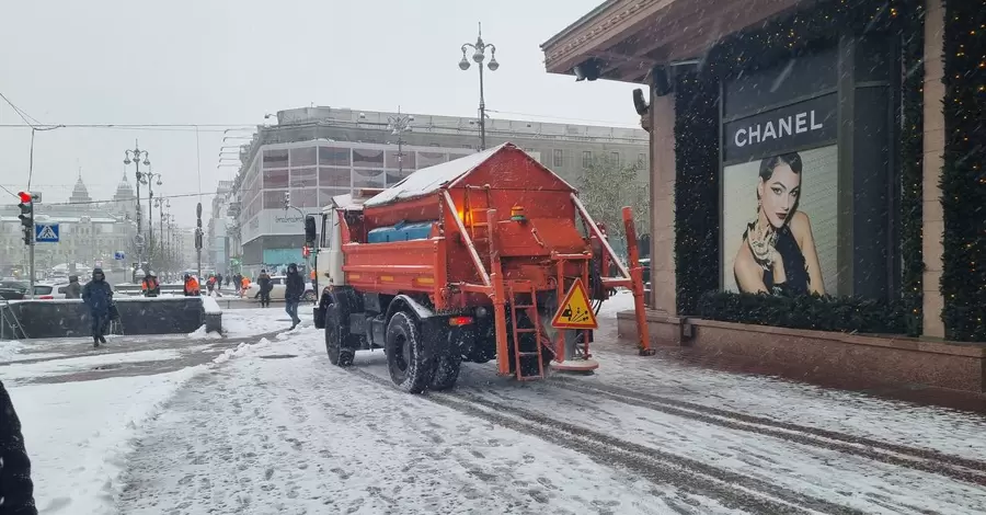 Київ за ніч замело першим снігом, на дорогах працює прибиральна техніка