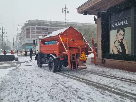 Киев за ночь замело первым снегом, на дорогах работает уборочная техника