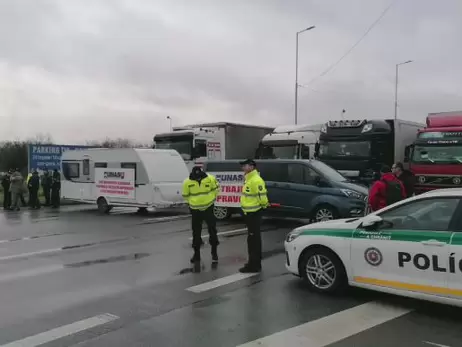 Словацькі перевізники тимчасово розблокували рух вантажівок на кордоні з Україною