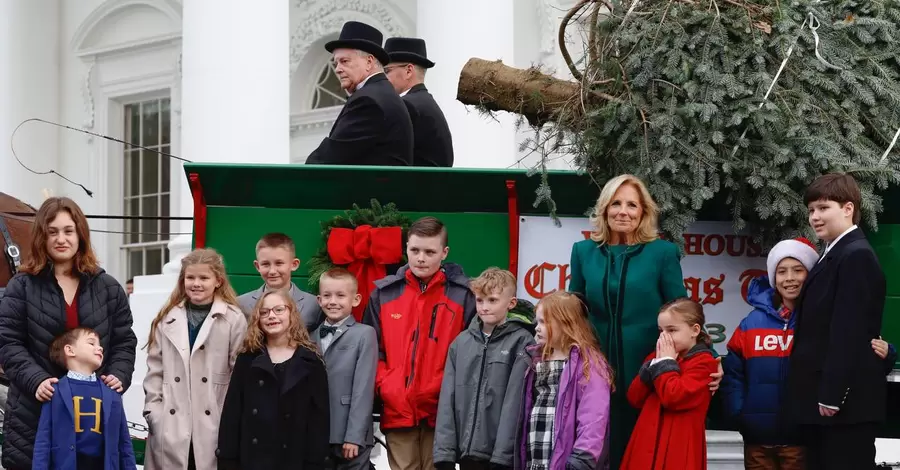 Перша леді США з дітьми військових зустріла віз із різдвяною ялинкою біля Білого дому