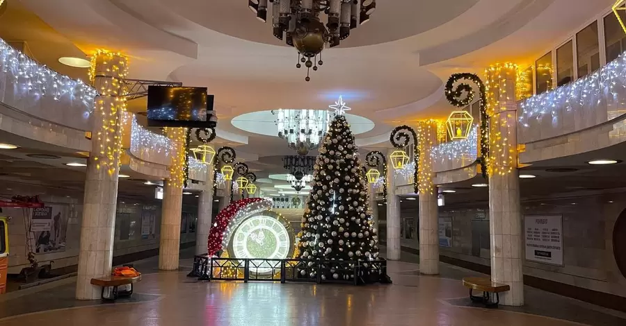 Главную новогоднюю елку Харькова второй год подряд установили на станции метро