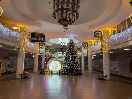 Головну новорічну ялинку Харкова другий рік поспіль встановили на станції метро