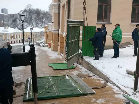У Києві демонтують незаконну споруду на даху замку Річарда