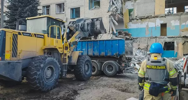 Обстрел Селидово: из-под завалов достали тело третьего погибшего