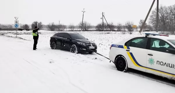 Українців просять не виїжджати на авто без потреби через ожеледицю і сніг