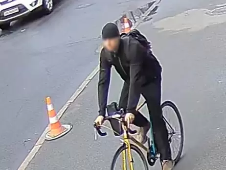 У Києві затримали велосипедиста, який облив 11 людей червоною фарбою 