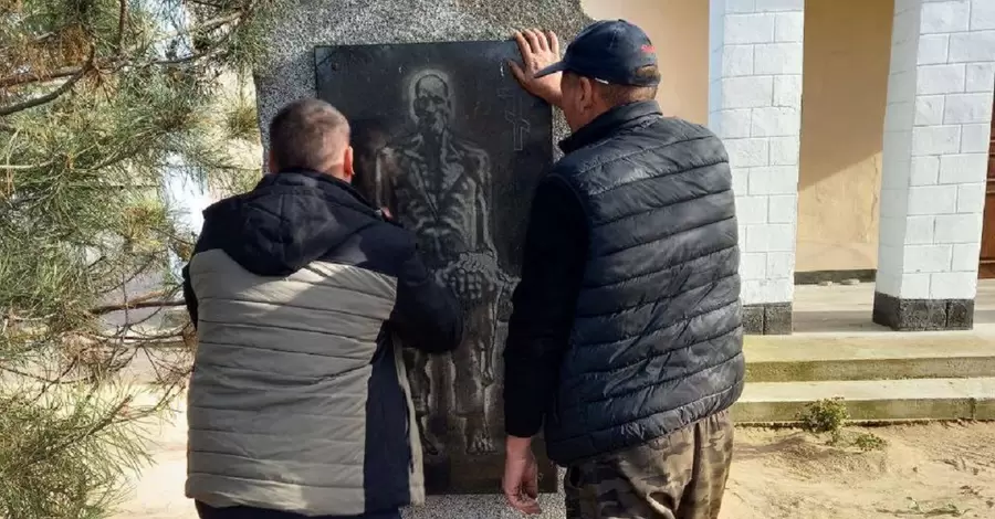 На Херсонщині росіяни знесли пам'ятники жертвам Голодомору