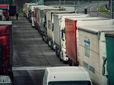 На границе со Словакией движение грузовиков разблокировано, на польском очередь растет