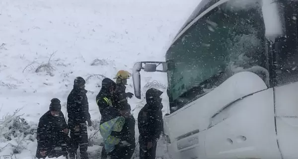 Из-за снегопада в Одесской области спасатели вытаскивают из сугробов автобусы и кареты 