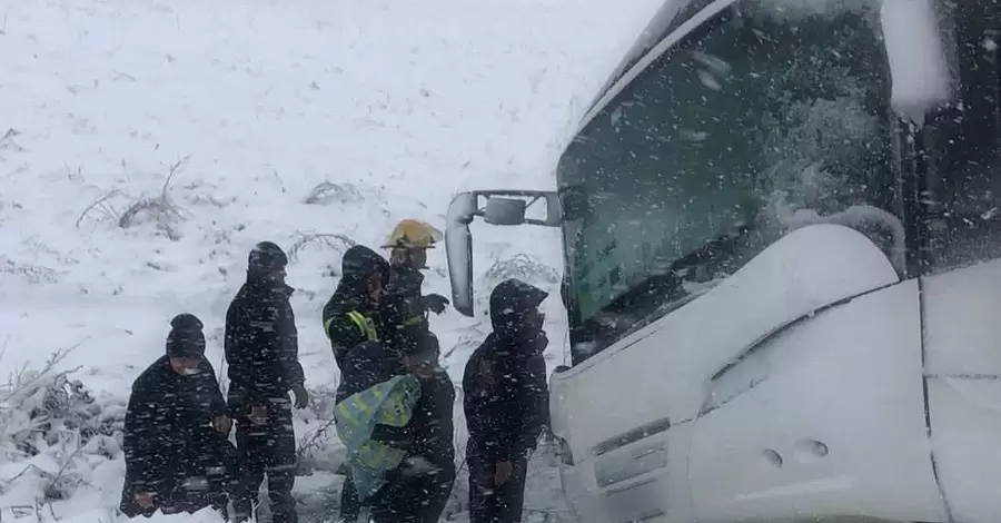 Из-за снегопада в Одесской области спасатели вытаскивают из сугробов автобусы и кареты 