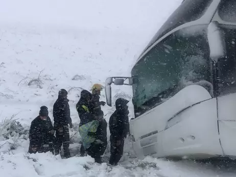 Через снігопад на Одещині рятувальники витягують із заметів автобуси та карети 