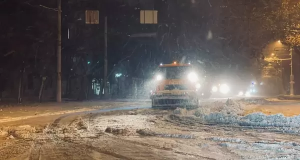 В Одесской области из-за непогоды упала 100-метровая труба, на заметенных участках привлекли БТРы