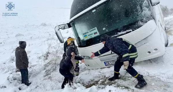 Непогода в Украине: эпицентр циклона смещается на север, все больше дорог заметает снегом