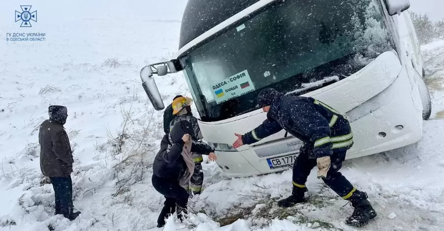 Непогода в Украине: эпицентр циклона смещается на север, все больше дорог заметает снегом