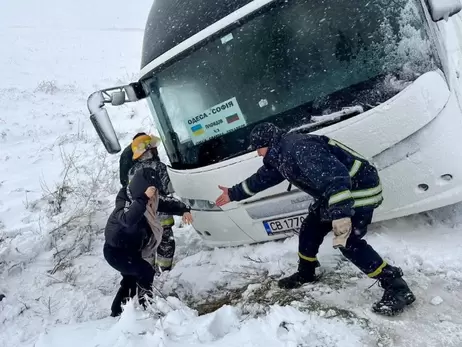 Негода в Україні: епіцентр циклону зміщується на північ, усе більше доріг замітає снігом