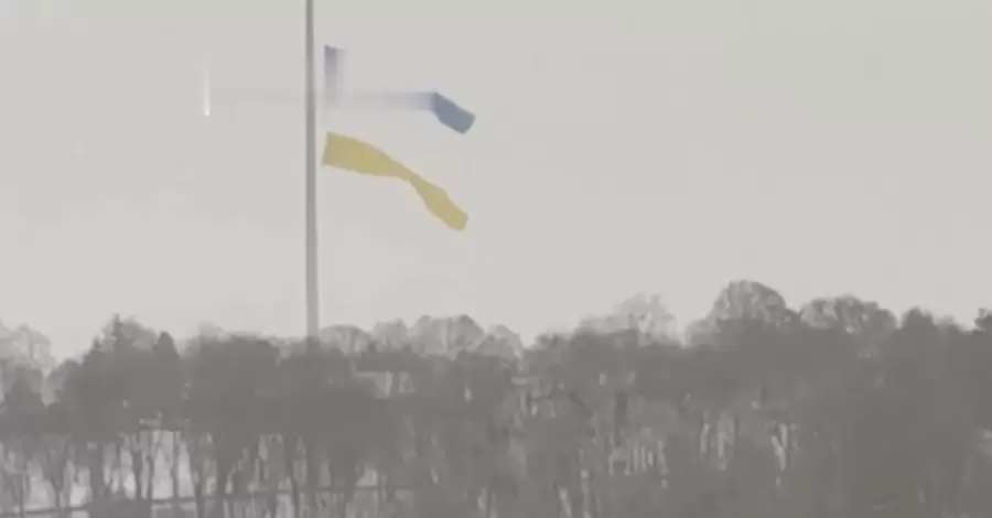 У Києві сильний вітер пошкодив головний прапор України 