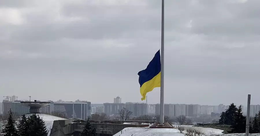 В Киеве заменили полотнище самого большого флага Украины, которое повредил ветер