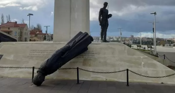 В Севастополе на монументе Примирения ветер сдул красноармейца