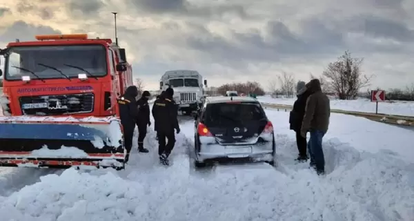 Закарпатье и Львовщину засыпает снегом, движение на трассах затруднено