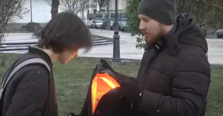 Студент из Винницы разработал рюкзак с сигнализацией и подсветкой
