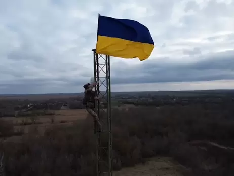 На границе с РФ пограничники подняли флаг Украины 