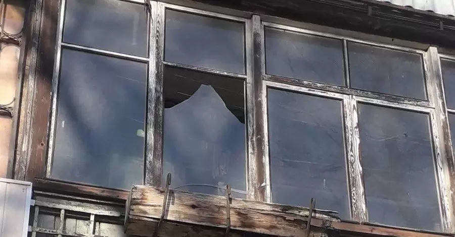Россия нанесла ракетный удар по предприятию в Запорожье - ранен человек и повреждены многоэтажки